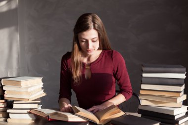 kitap ve kitap okuma kız oturuyor