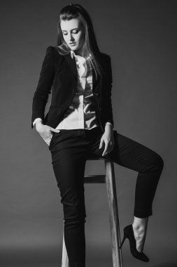 Stüdyo bir sandalyede poz kız modeli