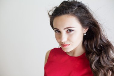 Stüdyoda poz veren kız model.