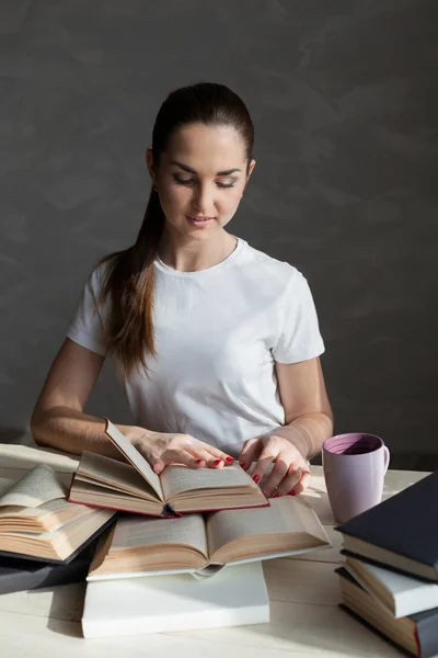 Dívka čte knihu — Stock fotografie