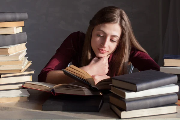 Dívka sedí knihy a čtení knihy — Stock fotografie