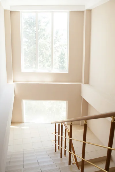 Quarto luminoso com escadas — Fotografia de Stock