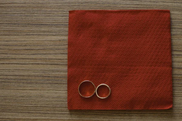 Два обручальных кольца на салфетке — стоковое фото