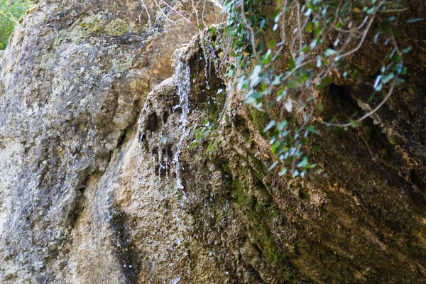 Gotas de agua en la roca una pequeña cascada — Foto de Stock