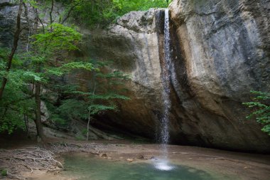 Cliff ile doğa şelale