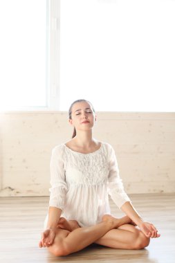 jimnastik yaparken kız