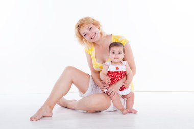 Anne ile küçük kızı oturur