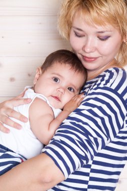 Anne küçük kızı hugs