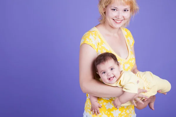 Feliz mamá y su bebé — Foto de Stock