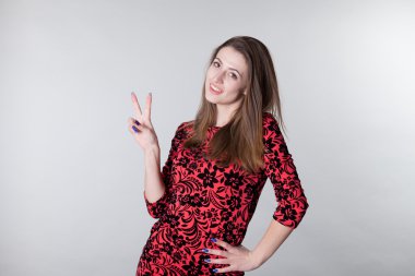 güzel kız kazanan parmak gösterir