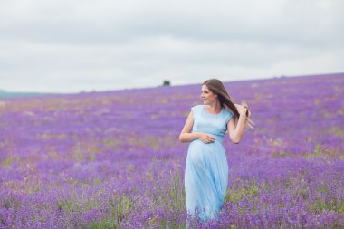 Lavanta alan ve mutlu bir hamile kadın