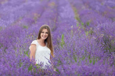 Lavanta alan ve mutlu bir hamile kadın