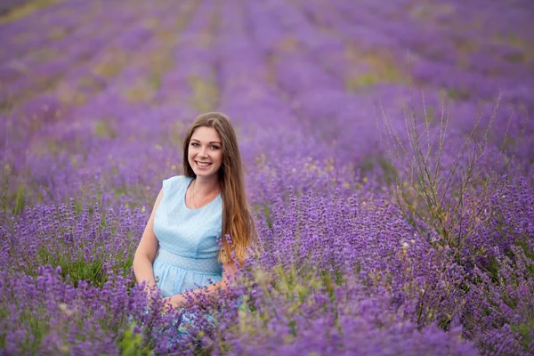 Lavendel fält och en glad gravid kvinna — Stockfoto