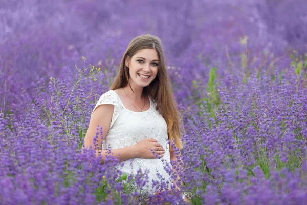 Campo de lavanda e uma mulher grávida feliz — Fotografia de Stock