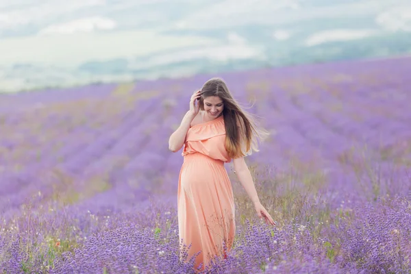 Lavendel fält och en glad gravid kvinna — Stockfoto