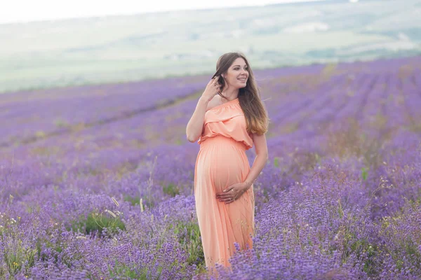 Campo de lavanda y una mujer embarazada feliz —  Fotos de Stock