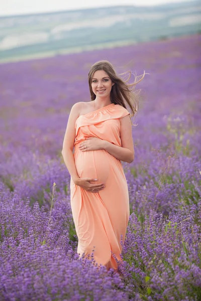 Champ de lavande et une femme enceinte heureuse — Photo