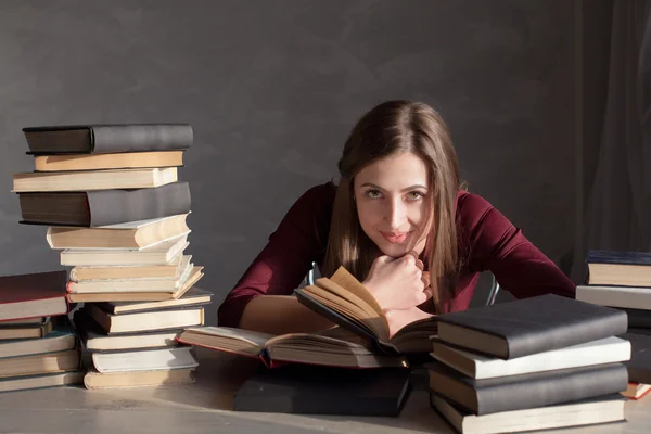 Fille se prépare pour l'examen et lit — Photo