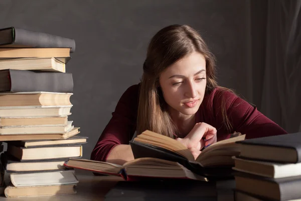 Chica se está preparando para el examen y lee — Foto de Stock