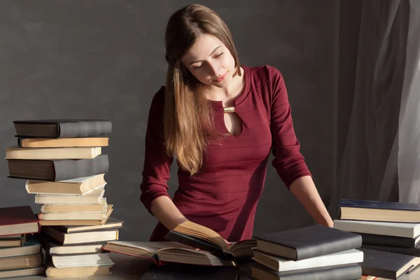 Fille se prépare pour l'examen et lit — Photo