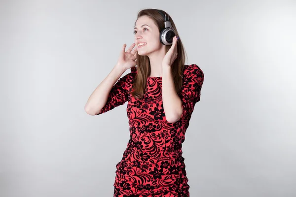 Dívka poslouchá hudbu se sluchátky — Stock fotografie
