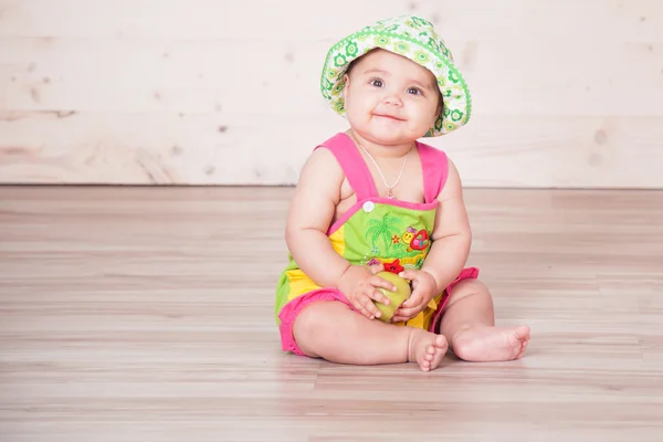 La bambina col cappello seduta sul pavimento — Foto Stock