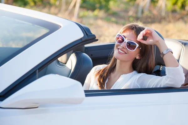 Dziewczyna siedzi za kierownicą biały Kabriolet Obraz Stockowy
