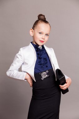 Küçük kız işi. Çantalı kadın.