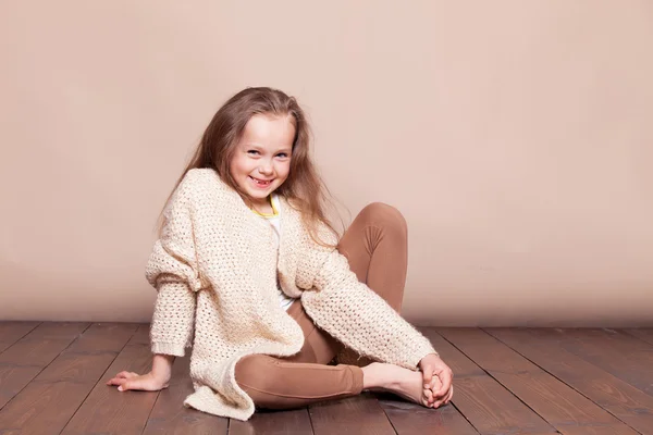 Bambina seduta sul pavimento e sorride — Foto Stock