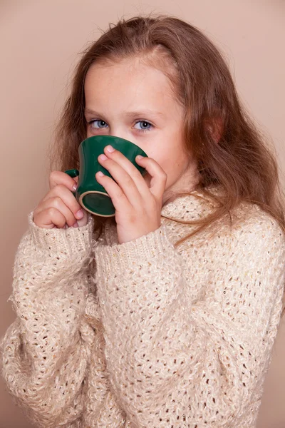 Bambina con tè verde — Foto Stock