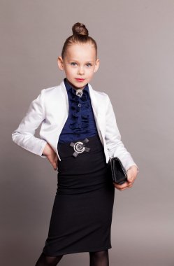 küçük kız bir iş kadını olarak giyinmiş