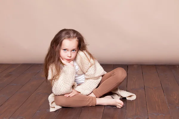 Bambina seduta sul pavimento e triste — Foto Stock