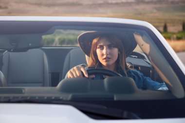 Kovboy kız sürücü beyaz Cabrio içinde