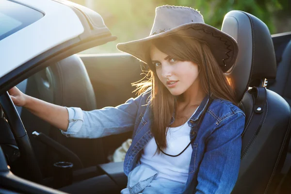 Cowboy menina motorista em branco conversível — Fotografia de Stock
