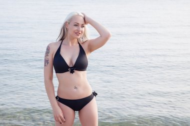 Mayo sahilde sunning içinde kız