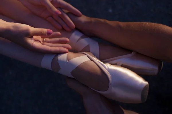 Los pies de los bailarines con zapatos de punta —  Fotos de Stock