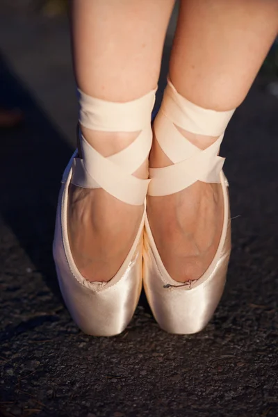 Os pés de dançarinos vestindo sapatos Pointe — Fotografia de Stock