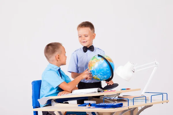 Dois meninos estão aprendendo globo para mesa na escola — Fotografia de Stock