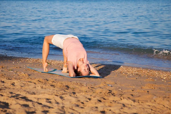 Meisje gaat met Yoga op het strand — Stockfoto