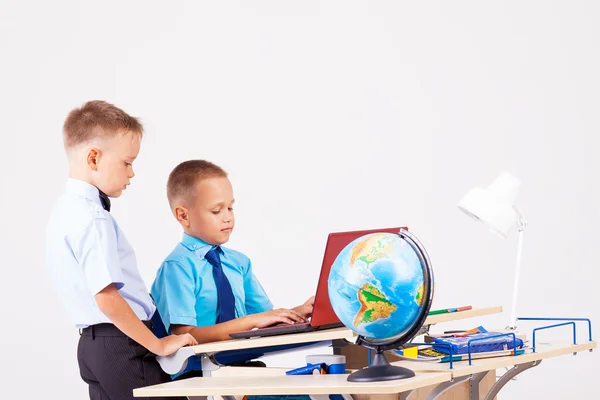 Dos niños escuela ordenador escritorio globo — Foto de Stock