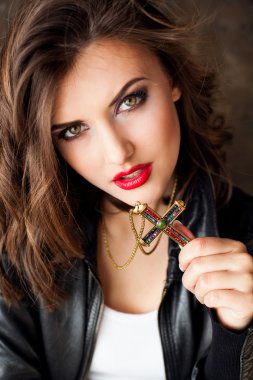 Kırmızı dudaklar ve bir haç ile güzel kız