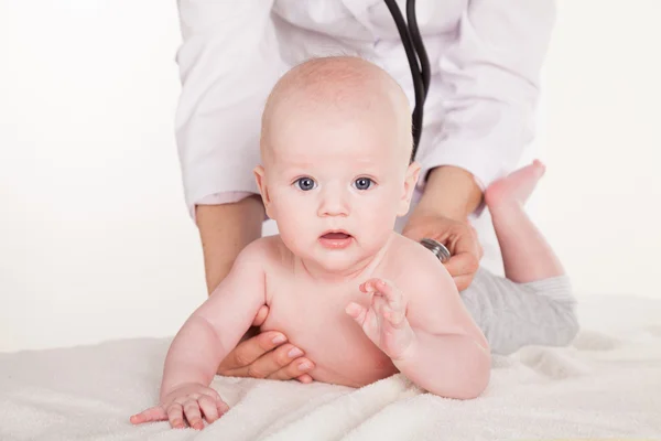 Arts luistert naar de baby stethoscoop — Stockfoto