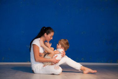 Anne ve oğlu oyun gülmek bak