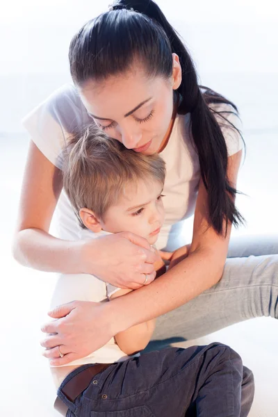 Annem üzgün çocuk evlat hugs