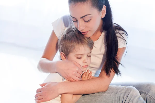 Annem üzgün çocuk evlat hugs