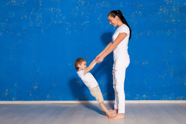 Mutter und Sohn spielen lachenden Blick — Stockfoto