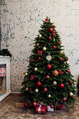 Yeni yıl için hediyeli Noel ağacı yatak odası tatili