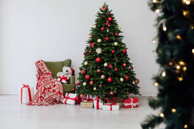 Noel ağacı çamı, 2022 yazıtları için yeni yıl dekorasyonu için hediyeler.