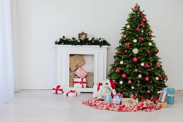 圣诞树松树 配有礼物壁炉 新年装饰背景 2022年注册 — 图库照片