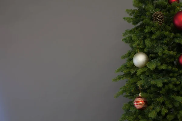 Χριστουγεννιάτικο Δέντρο Δέντρο Νέο Έτος Διακόσμηση Γκρι Φόντο Θέση Για — Φωτογραφία Αρχείου